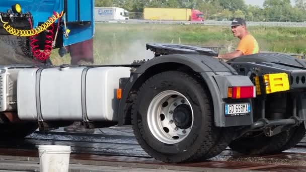 Homem Que Pulveriza Exterior Caminhão Semi Azul Usando Equipamento Auto — Vídeo de Stock