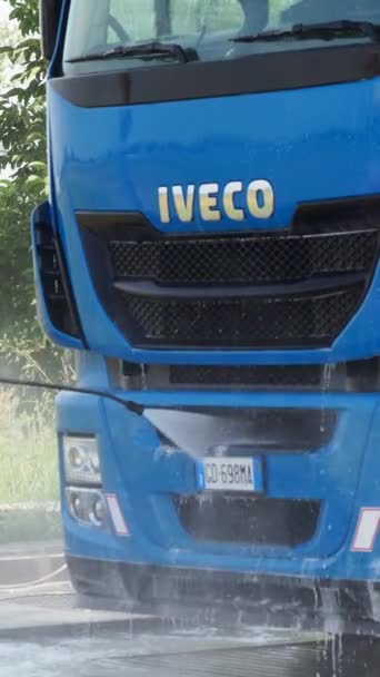 Homem Que Pulveriza Exterior Caminhão Semi Azul Usando Equipamento Auto — Vídeo de Stock