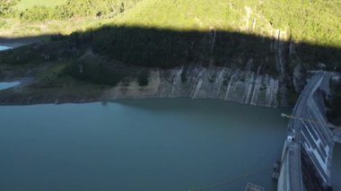 Yapay su barajı su kaynağı için bir göl oluşturuyor.