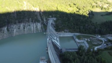 Yapay su barajı su kaynağı için bir göl oluşturuyor.