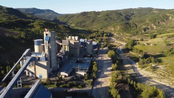 Luftaufnahme Einer Zementproduktionsanlage Mit Lagerhallen Vor Blauem Bewölkten Himmel Archivmaterial — Stockvideo