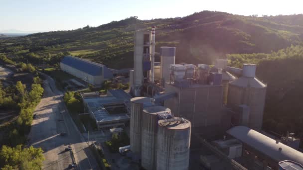 Mavi Bulutlu Arka Planda Depoları Olan Çimento Üretim Tesisinin Havadan — Stok video