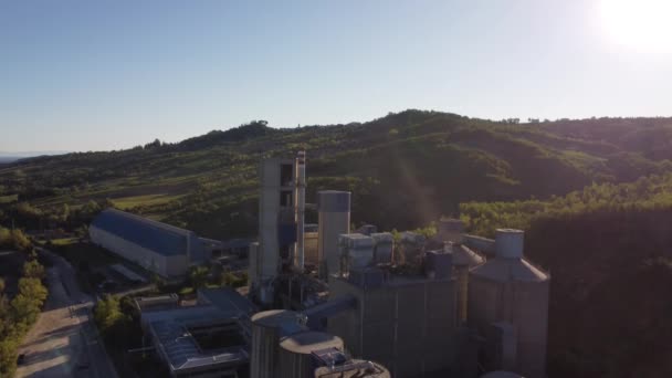 Vista Aérea Fábrica Produção Cimento Com Armazéns Fundo Azul Céu — Vídeo de Stock