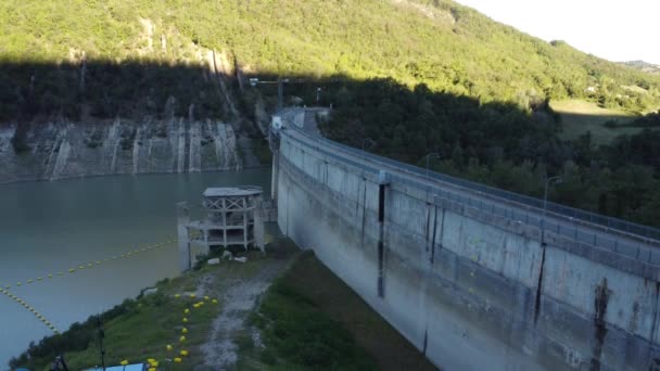 Barragem Água Artificial Criando Lago Para Abastecimento Água — Vídeo de Stock