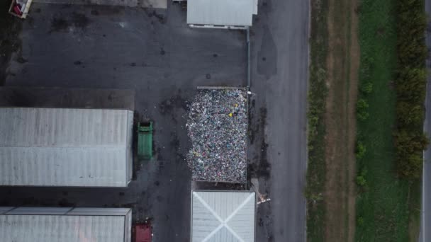 Müllsortieranlage Viele Verschiedene Förderbänder Und Behälter Förderbänder Gefüllt Mit Verschiedenen — Stockvideo