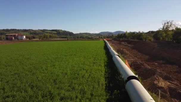 国内の灌漑用水路の建設のドローン映像 — ストック動画
