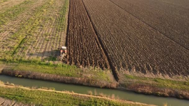 4K视频Aerial View Drone Tractor Plowthe Land Rural — 图库视频影像