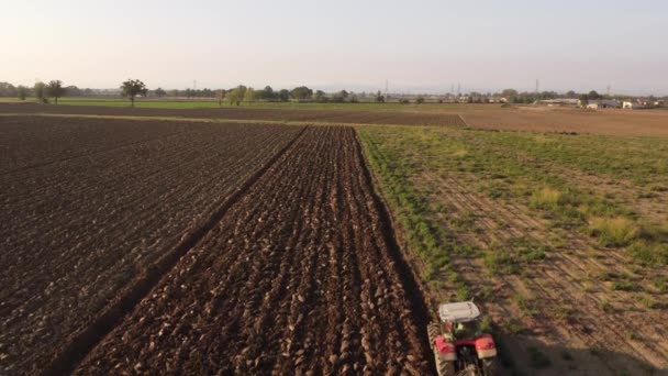 Video Vista Aérea Con Dron Tractor Arando Tierra Campo — Vídeo de stock