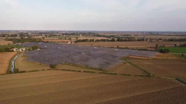 Zdjęcia Dronów Zewnętrznych Paneli Fotowoltaicznych Obszarach Wiejskich Włoszech — Wideo stockowe