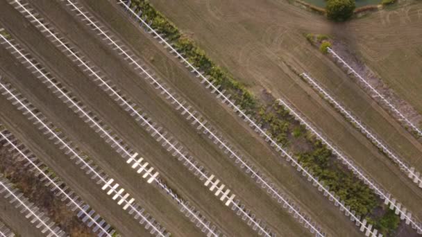田舎の屋外太陽光発電パネルの空中ドローン映像イタリア — ストック動画