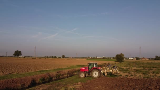 Video Del Tractor Rojo Arando Tierra Campo — Vídeo de stock