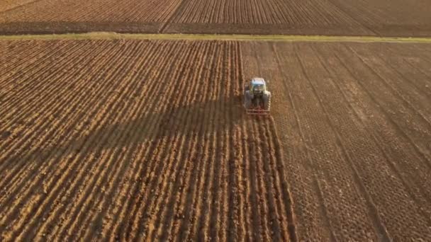 意大利皮亚琴察农村拥有拖拉机平整土地的农民 — 图库视频影像