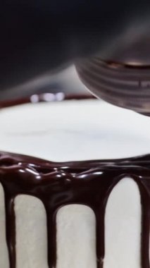 Şef, profesyonel mutfak laboratuarında kremalı pasta yapıyor.