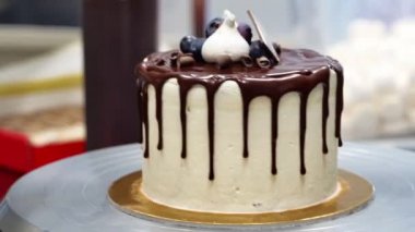 Şef, profesyonel mutfak laboratuarında kremalı pasta yapıyor.