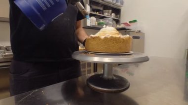 Pastaneci pasta üzerinde pasta ocağı meşalesi kullanıyor.