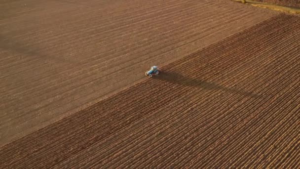 意大利皮亚琴察农村拥有拖拉机平整土地的农民 — 图库视频影像