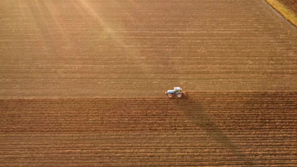 イタリアのピアチェンツァの田舎にトラクターの平準化土地を持つ農家の映像 — ストック動画