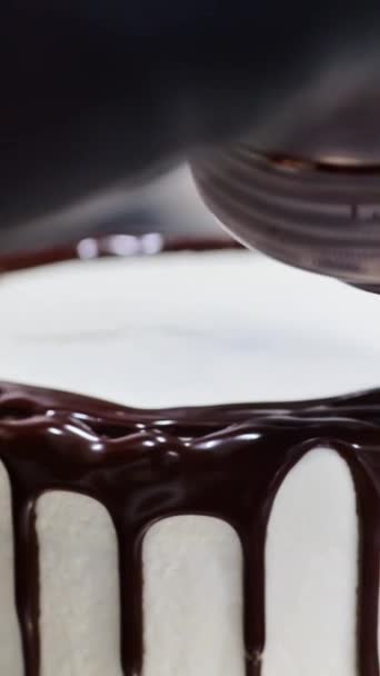Σεφ Συμπληρώνοντας Ένα Κέικ Παγοποίησης Στάγδην Στο Επαγγελματικό Εργαστήριο Κουζίνας — Αρχείο Βίντεο