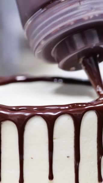 Şef Profesyonel Mutfak Laboratuarında Kremalı Pasta Yapıyor — Stok video