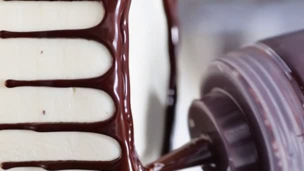 Şef Profesyonel Mutfak Laboratuarında Kremalı Pasta Yapıyor — Stok video