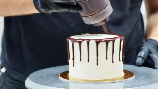 厨师在专业厨房实验室的冰镇蛋糕上加冰 — 图库视频影像