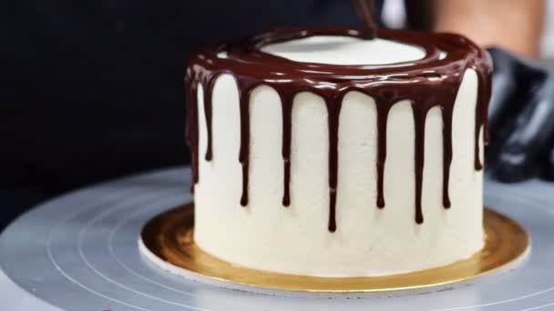 Σεφ Συμπληρώνοντας Ένα Κέικ Παγοποίησης Στάγδην Στο Επαγγελματικό Εργαστήριο Κουζίνας — Αρχείο Βίντεο