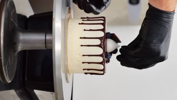 Chef Cima Una Torta Goccia Glassa Nel Laboratorio Cucina Professionale — Video Stock