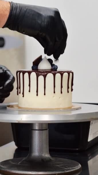 プロのキッチン研究室でアイシングドリップケーキのトッピングシェフ — ストック動画