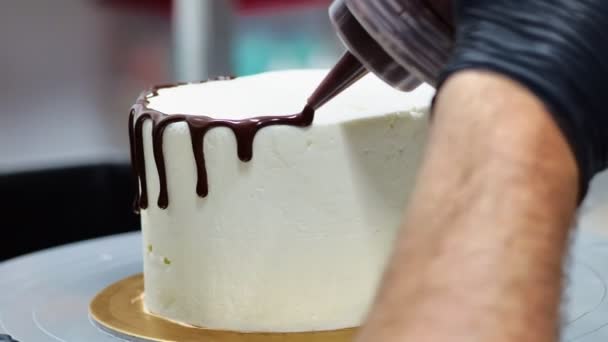 Chef Garnissant Gâteau Goutte Goutte Cerise Dans Laboratoire Professionnel Cuisine — Video