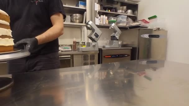 Chef Lavoro Che Prepara Una Torta Goccia — Video Stock