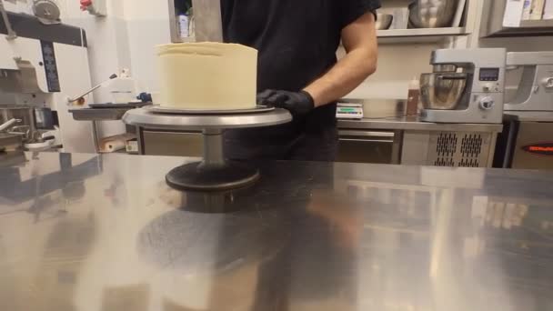 Bucătar Locul Muncă Pregătirea Unui Tort Prin Picurare — Videoclip de stoc
