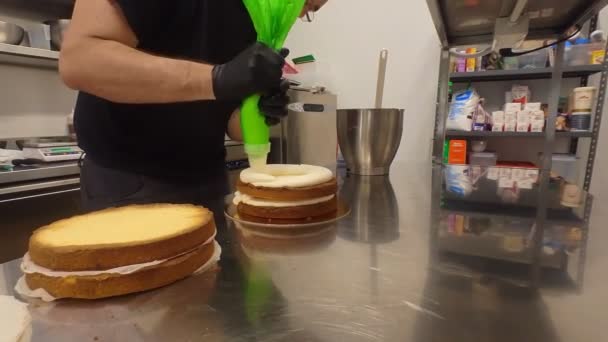 Chef Pastelaria Profissional Segurando Saco Confeitaria Com Creme Manteiga — Vídeo de Stock