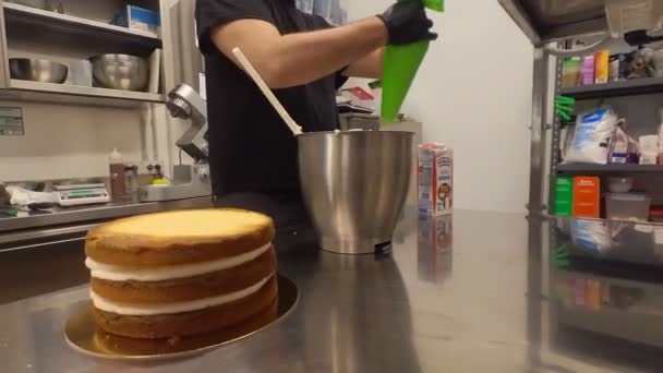 プロのパティシエバタークリーム入りのお菓子袋を持って — ストック動画