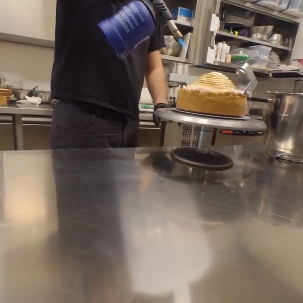 メレンゲケーキにペストリーバーナーの炎のトーチを使ったパン屋さん — ストック動画