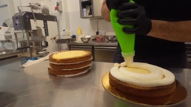 Koki Kue Profesional Memegang Tas Manisan Dengan Buttercream — Stok Video