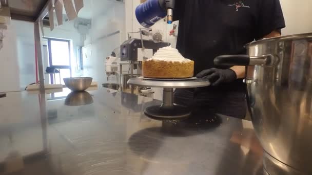 Пекар Використанням Факела Кондитерського Пальника Ємному Торті — стокове відео
