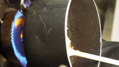 Tagliatelle pasta- İtalyan yemeği için sonbahar mantar sosu hazırlıyorum.