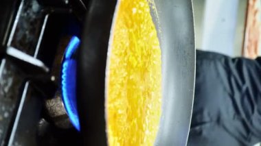 Tagliatelle pasta- İtalyan yemeği için sonbahar mantar sosu hazırlıyorum.