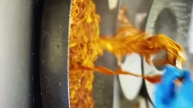 Tagliatelle pasta- İtalyan yemeği için sonbahar mantar sosu hazırlıyorum.