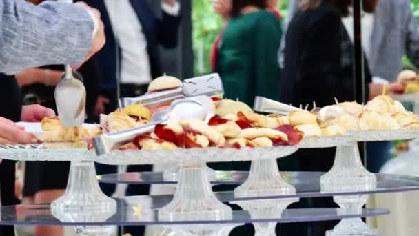 Lanches Saborosos Sanduíches Para Uma Festa Casamento — Vídeo de Stock