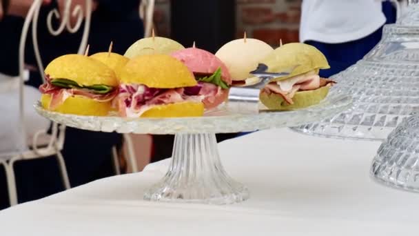 Вкусные Закуски Бутерброды Празднования Свадьбы — стоковое видео