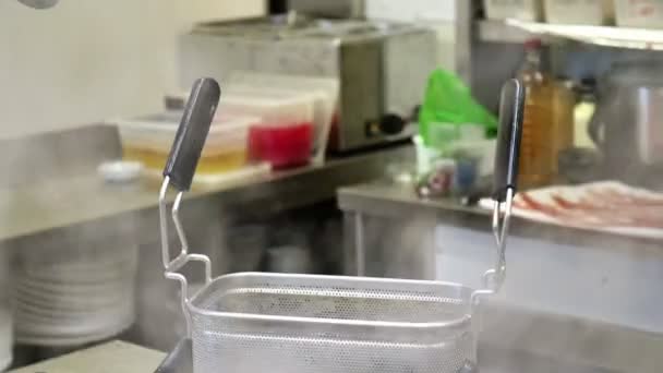 Шеф Кухар Білій Уніформі Наливає Варені Спагетті Сковороду Приготування Макаронів — стокове відео