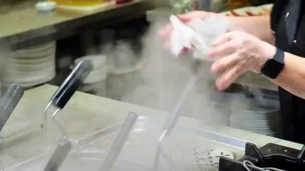 Szef Kuchni Białym Mundurze Wlewa Gotowane Spaghetti Woka Gotowania Makaronu — Wideo stockowe