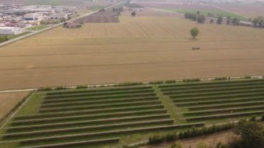 Tarım çiftliğindeki güneş panelleri temiz elektrik enerjisi yaratmak için güneş ışığıyla aydınlatılıyor.