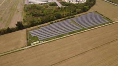 Tarım çiftliğindeki güneş panelleri temiz elektrik enerjisi yaratmak için güneş ışığıyla aydınlatılıyor.