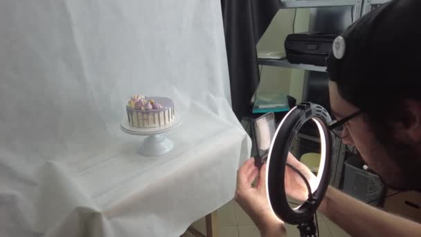 Cake Ontwerpers Schieten Zijn Eigen Frosted Lila Cake — Stockvideo