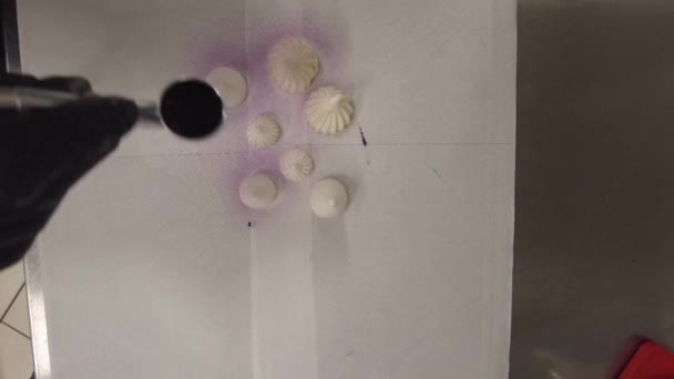 厨师用空气刷装饰糖果 — 图库视频影像