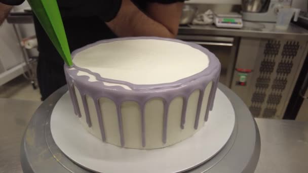 Chef Prepatring Γκανάς Πλήρωσης Για Την Παγοποίηση Ένα Λιλά Κέικ — Αρχείο Βίντεο