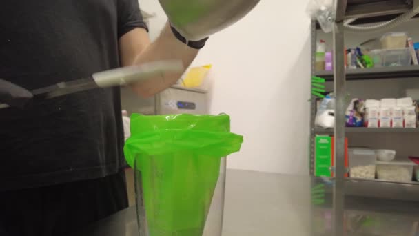 Chef Preparando Relleno Ganache Para Glasear Pastel Goteo Lila — Vídeos de Stock