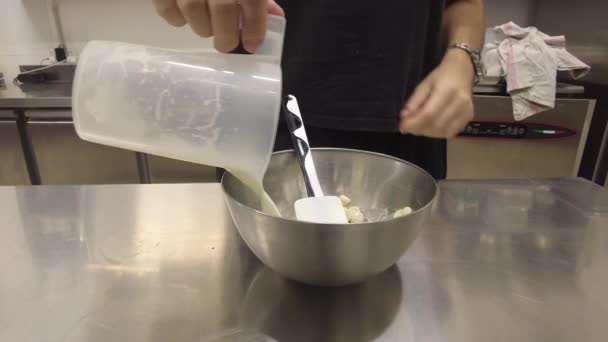 Chef Prepatring Ganache Enchimento Para Congelar Bolo Gotejamento Lilás — Vídeo de Stock